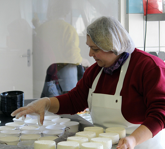 Frischkäse in Becher verpacken